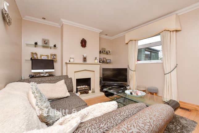 18, Harkness Close, Epsom photo 4