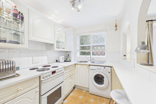 16 Barkus Way, High Wycombe photo 3