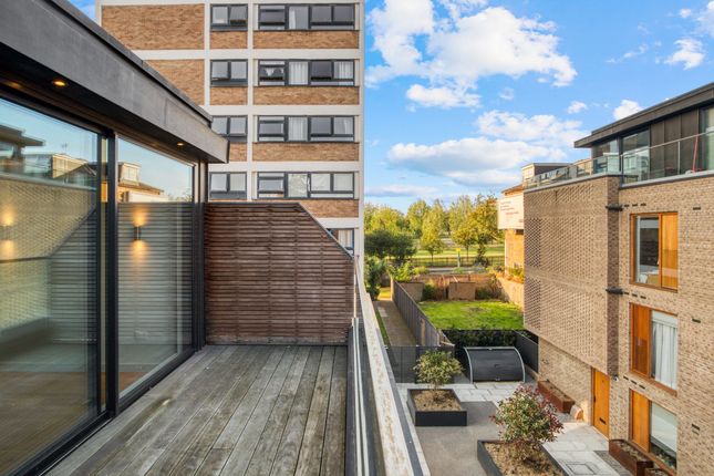 1 Spire Mews, London photo 4