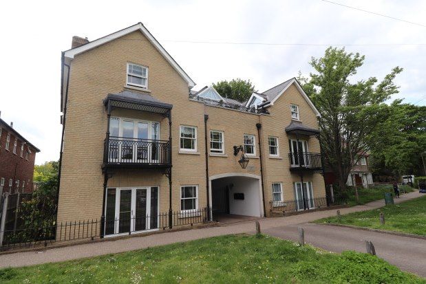 Flat to rent in The Green, Brentwood