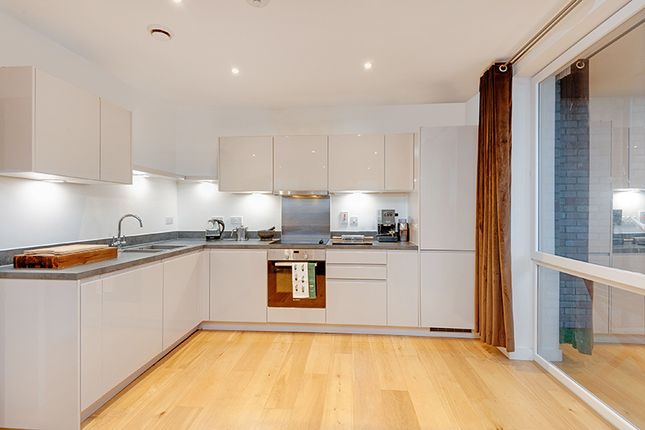 Holman Drive, London photo 3