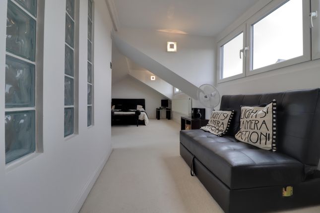 2, Meadowcroft, Holmfirth photo 3