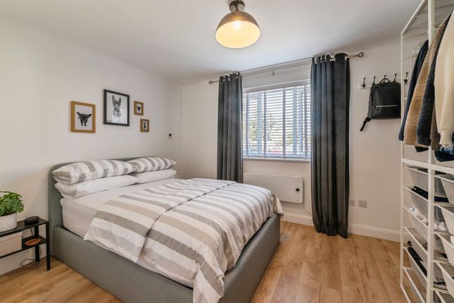 3, Leston Close, Rainham photo 4