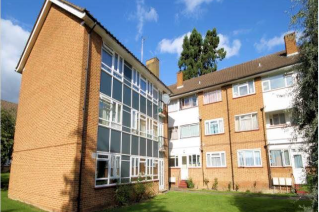 Thumbnail Flat to rent in 578, Stonegrove, Edgware, Middlesex