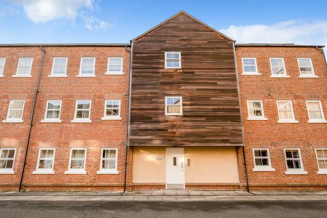 2-bed flat on 73, Nymet Court, Aylesbury, £190,000