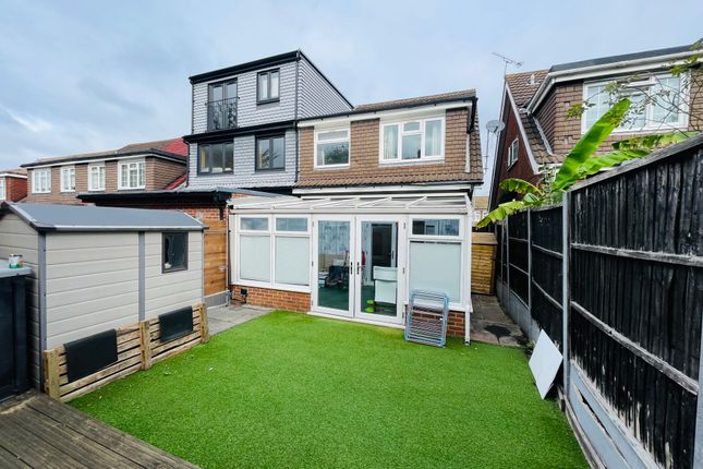 19, Tryfan Close, Ilford photo 4
