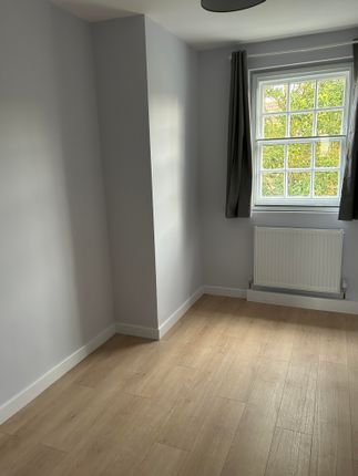 Flat to rent in North Kensington, London