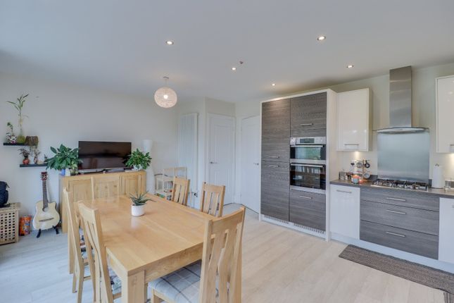 20, Bletchley Court, Leeds photo 3