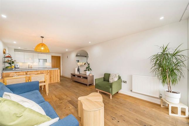 90, Seren Park Gardens, London photo 4