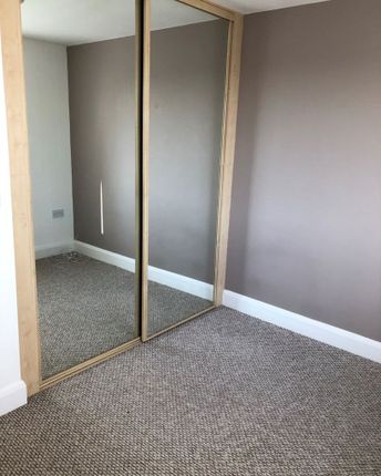 16, Oliver Court, Slough photo 5