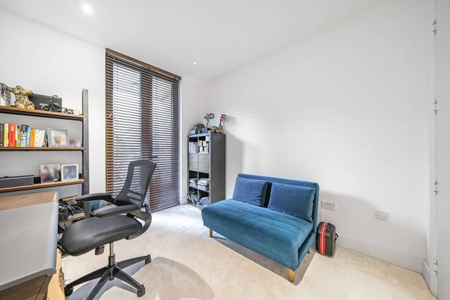Flat to rent in Brick Apartments, Westminster, London