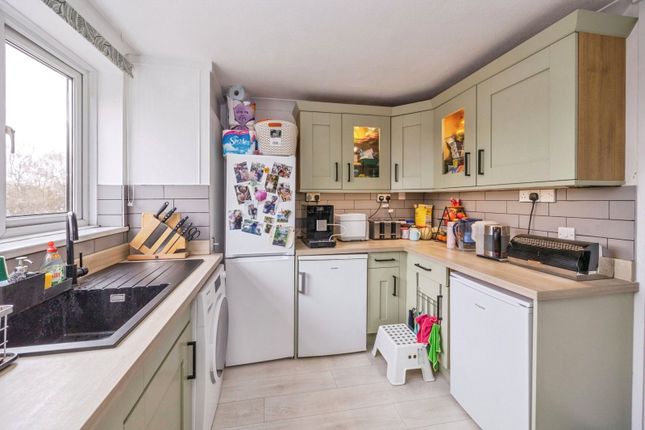 Flat 31, Compton Court,, Chidham Close, Hampshire photo 5