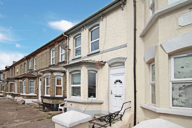 Terraced house to rent in Luton Road, Chatham