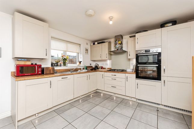 30, Warren Court, Pontefract photo 3