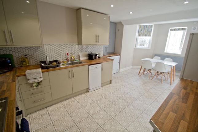Flat A, 23, Cliff Road Gardens, Leeds photo 4