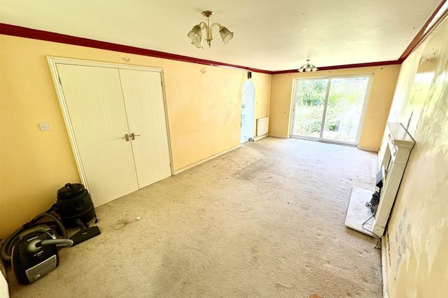 20, Clayhill Copse, Swindon photo 2