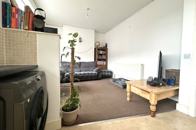 Flat 3, 46, Margate Road, Kent photo 3