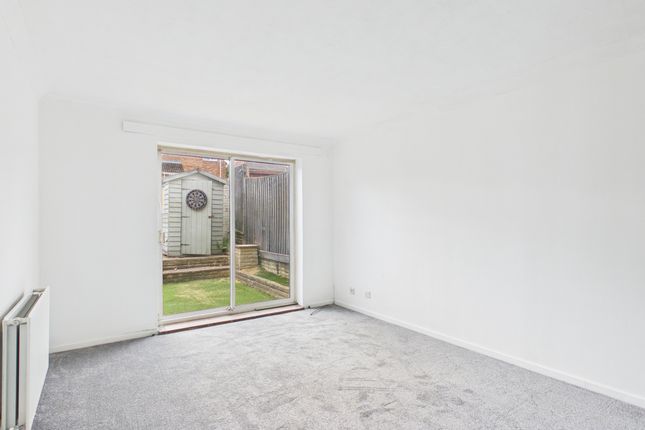4 James Close, Marlow photo 3