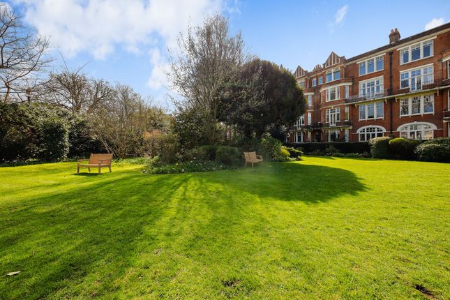 Flat to rent in Willoughby Road, Twickenham