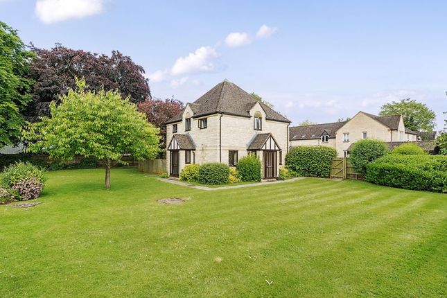 Thumbnail Flat for sale in Beechgate, Witney