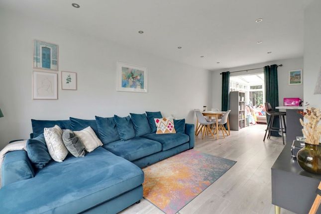 54 The Roundway, Esher photo 3