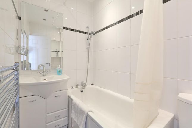 Flat to rent in Clarence Road, London