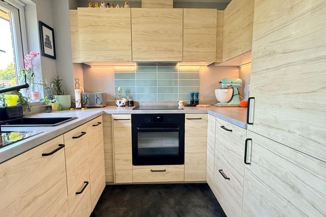 27, Charing Close, RINGWOOD photo 4