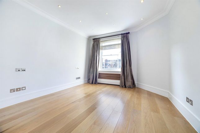 Flat for sale in Linden Gardens, London