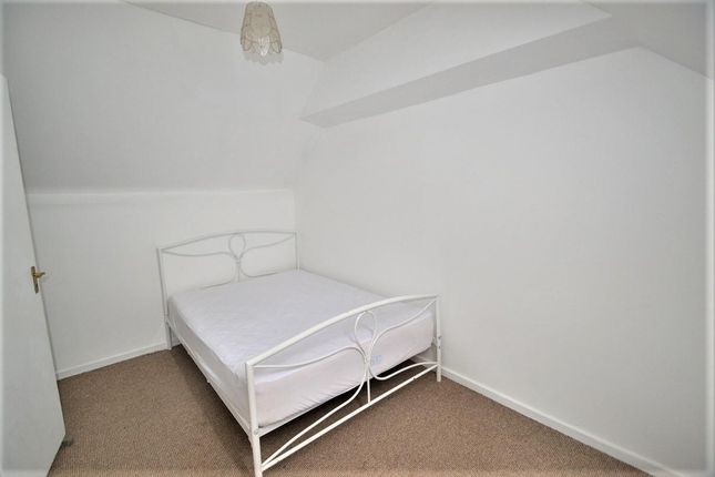 Eton Avenue, Wembley photo 4