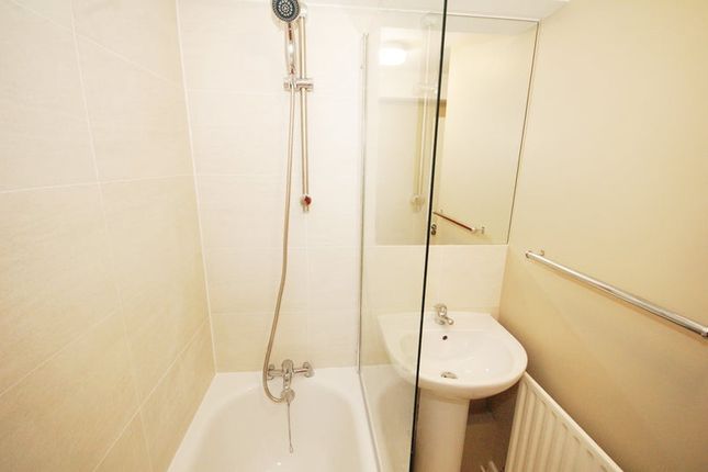 14 Haliwell House, Mortimer Crescent, London photo 5