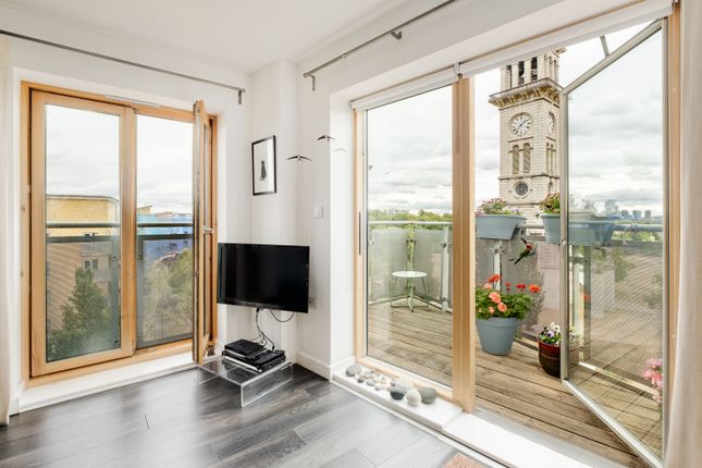38, Clock View Crescent, London photo 4