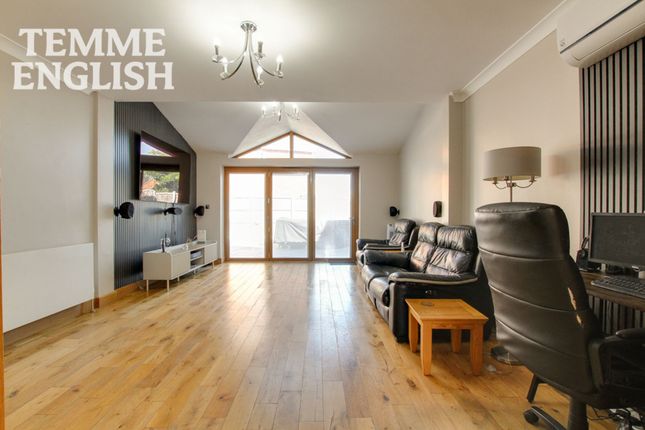 8 Johnson Close, Wickford photo 4