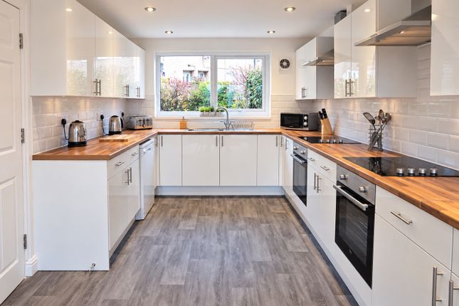 27 Holmsley Walk, Leeds photo 4