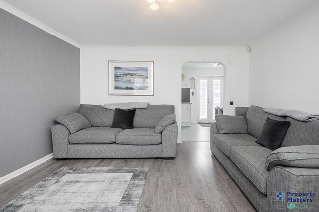 18 Alexander Maclaren Gardens, Kilmarnock photo 4