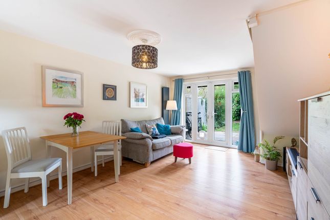8 Jedburgh Close, Cambridge photo 2