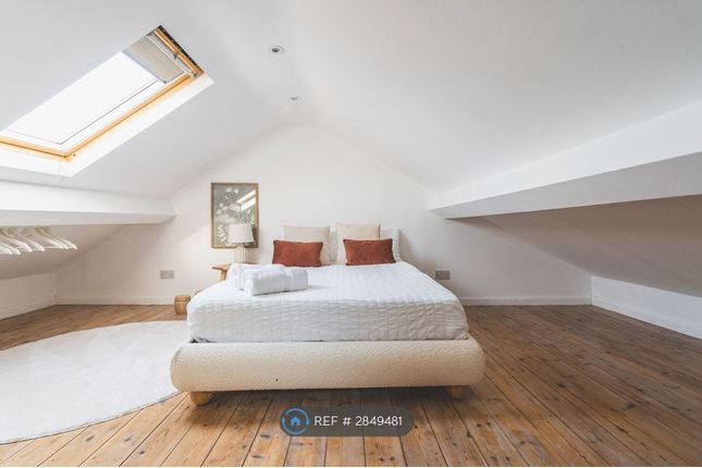 2-bed flat on Nutfield Road, London, £4,000/mo