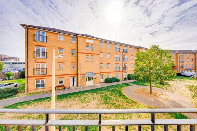 Flat 7 De Havilland Square, Piper Way, Ilford photo 2