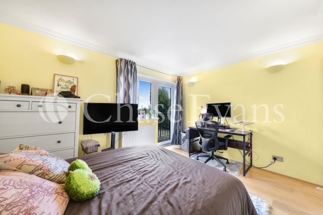 Flat for sale in Amsterdam Road, Isle Of Dogs