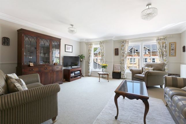 18, Burlington Place, Surrey photo 2