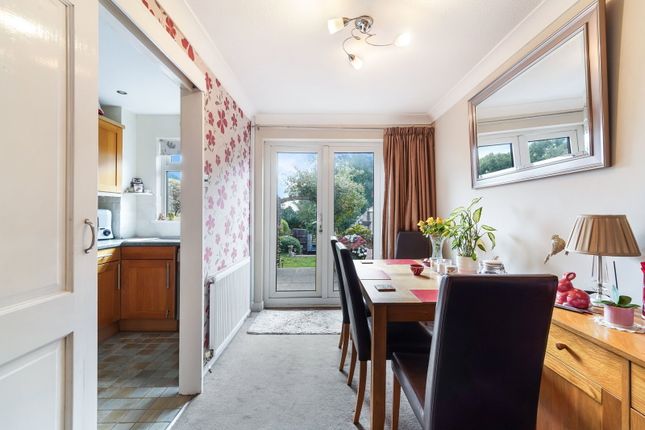 11, Hunting Gate Drive, Chessington photo 4