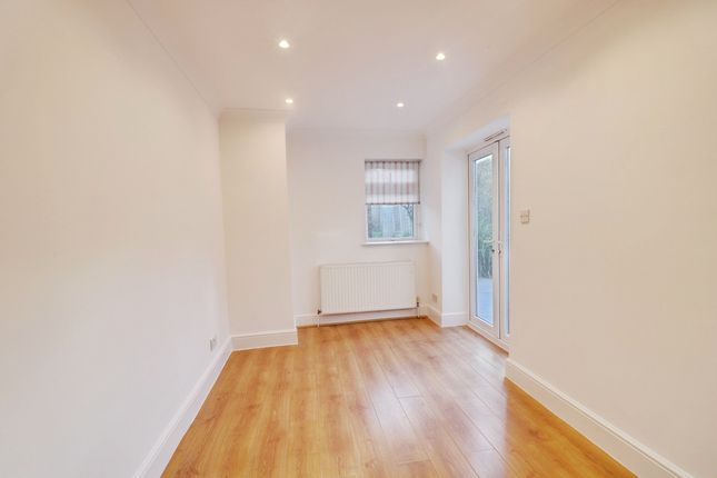 24, Whitefriars Crescent, Westcliff-on-sea photo 4