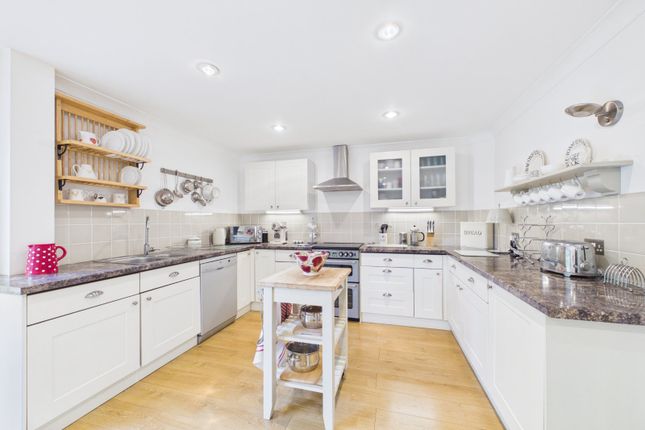 16, Manor Grove, Maidenhead photo 2