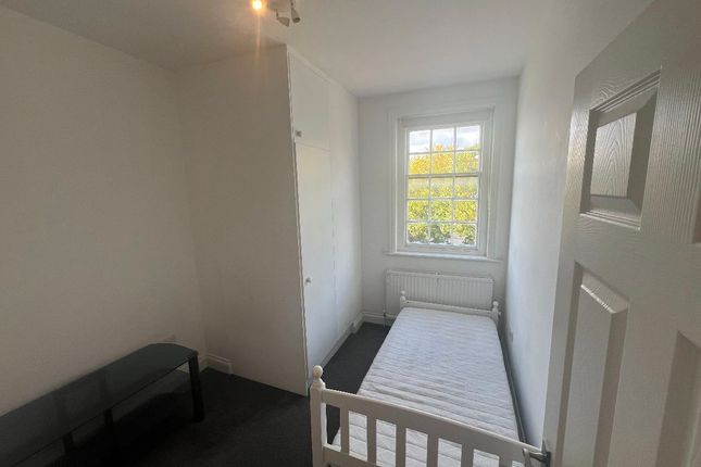 Flat 2, 14A Kingston Hill, Kingston Upon Thames photo 3