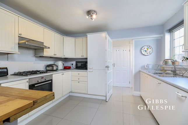 10, Windmill Lane, Bushey photo 3