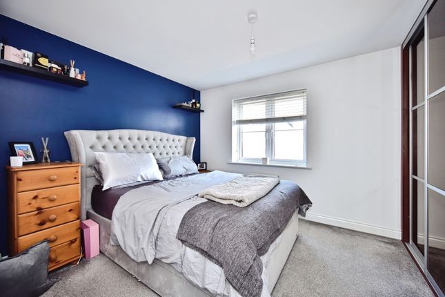 18, Hook Way, Kent photo 2