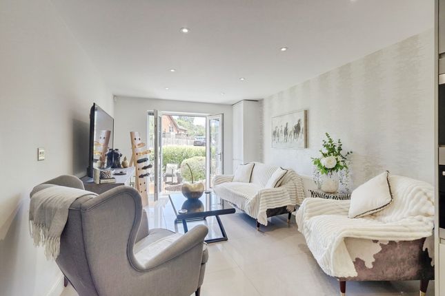 Flat Flat 3, 242, High Road, Benfleet photo 2