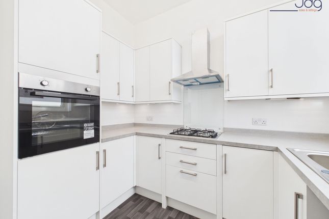 Flat 2, 33 Marine Road West, Morecambe photo 3