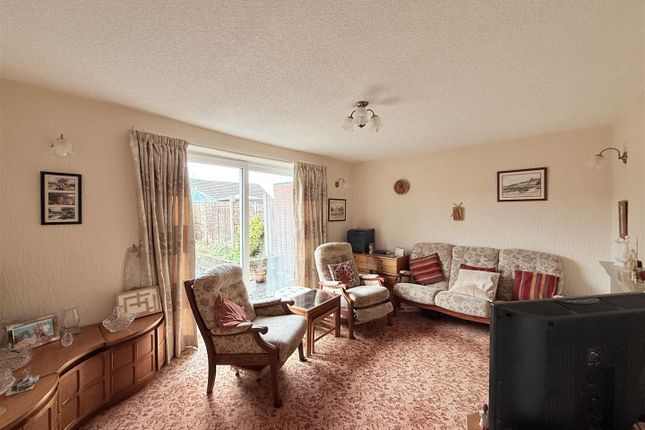 18, Beverley Close, Ashton-Under-Lyne photo 2