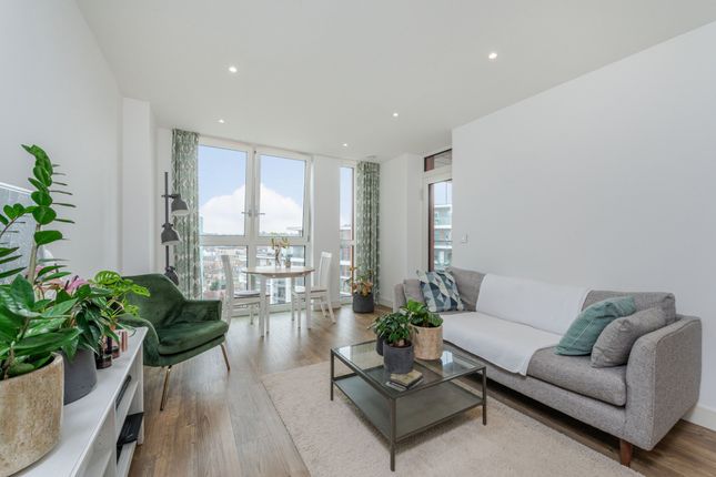 Thumbnail Flat for sale in Gordian Apartments, Enderby Wharf