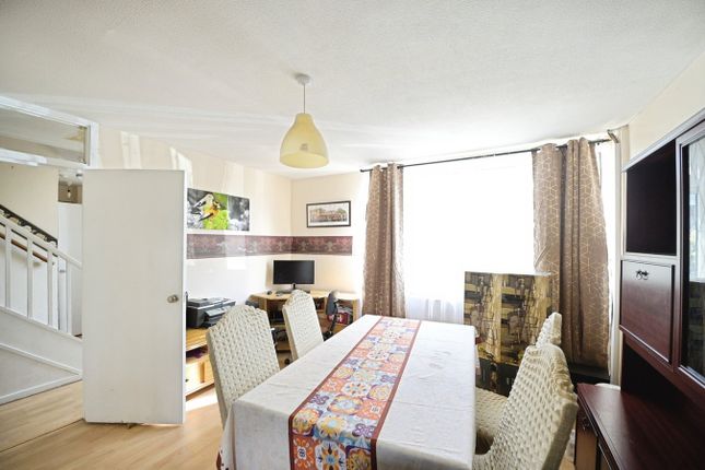 56, Wellington Drive, Dagenham photo 4